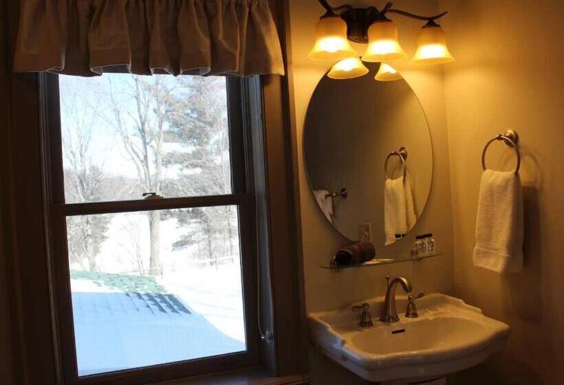 חדר דלוקס, Bark Eater Inn