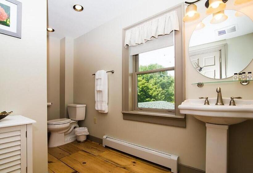 חדר דלוקס, Bark Eater Inn