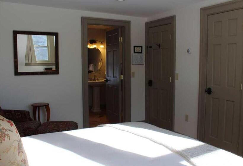 חדר דלוקס, Bark Eater Inn