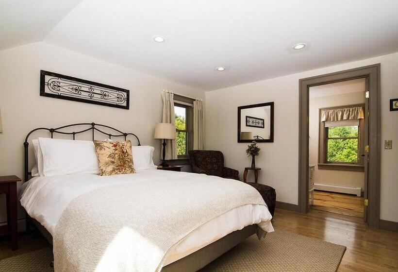 חדר דלוקס, Bark Eater Inn