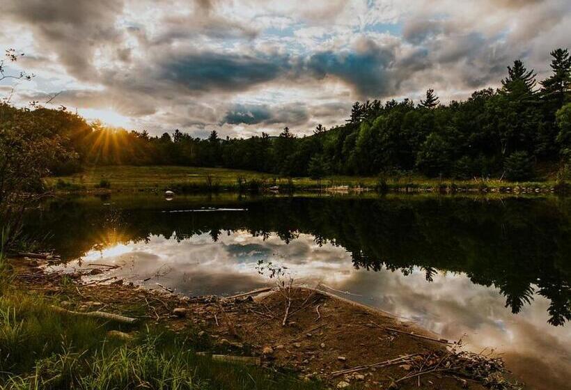 דירת חדר דלוקס, Bark Eater Inn