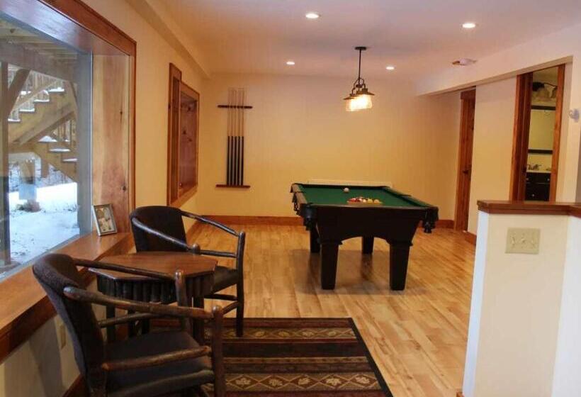 דירת חדר דלוקס, Bark Eater Inn