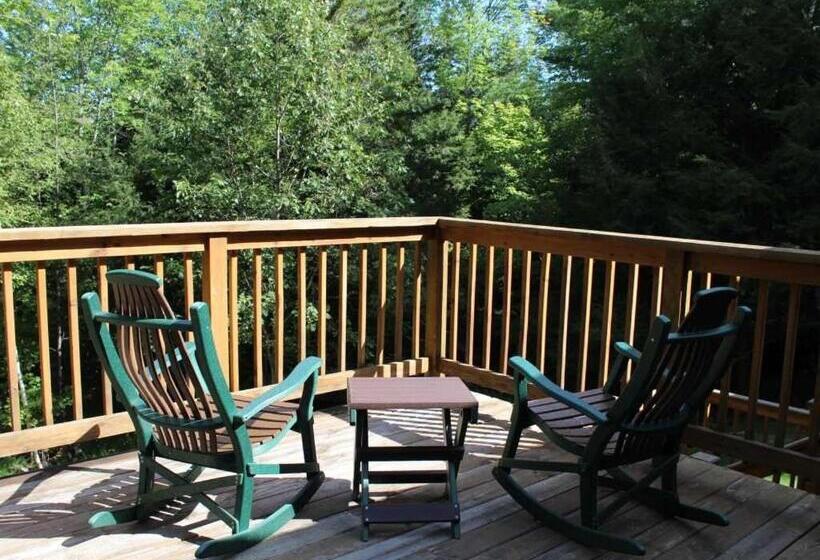 דירת חדר דלוקס, Bark Eater Inn