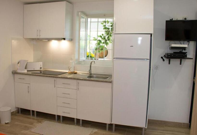 سوییت, Tabua Village