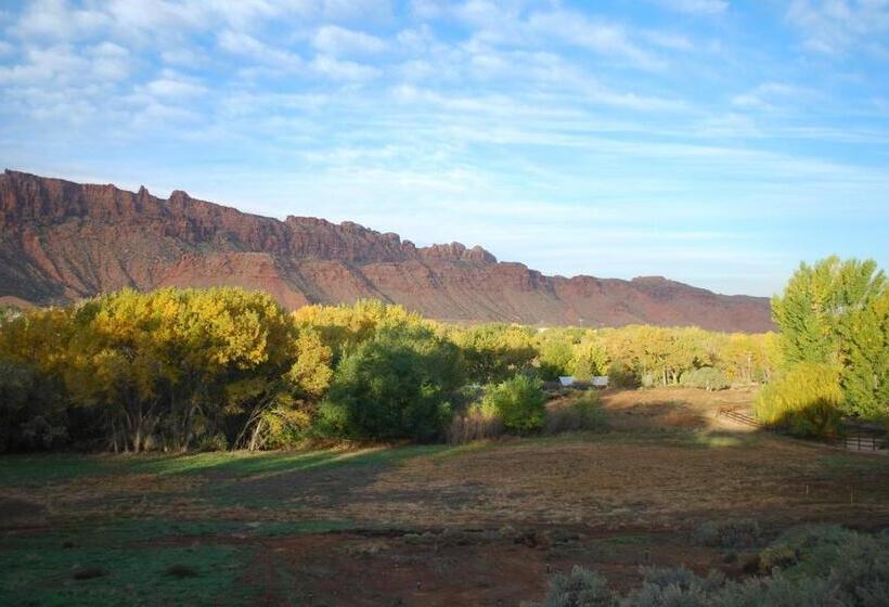 اتاق سوپریور, Red Moon Lodge