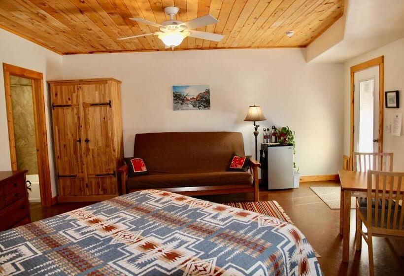 اتاق خانوادگی, Red Moon Lodge