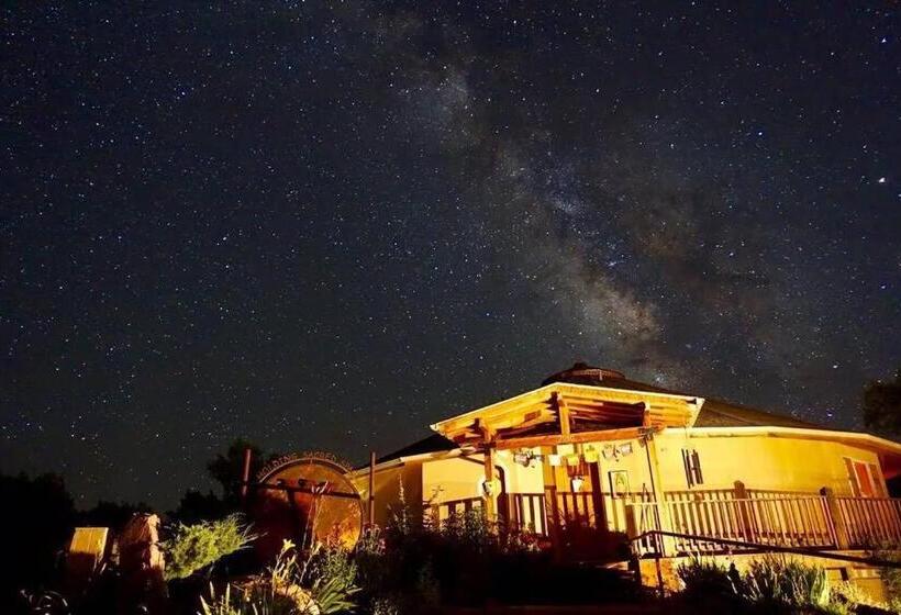 اتاق لوکس, Red Moon Lodge