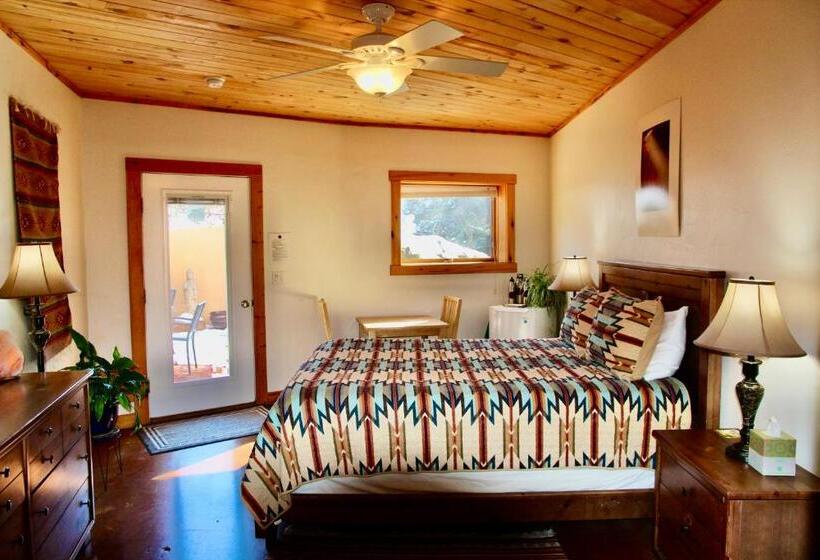 اتاق لوکس, Red Moon Lodge