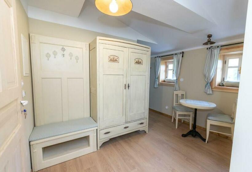 דירת חדר, Stará škola