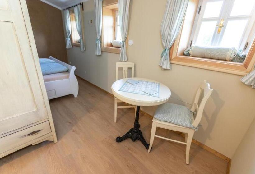 דירת חדר, Stará škola