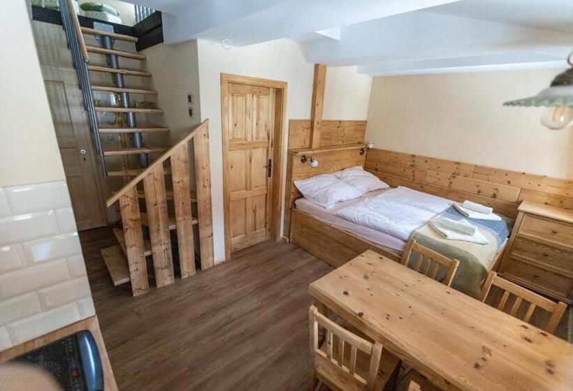 סוויטה, Stará škola