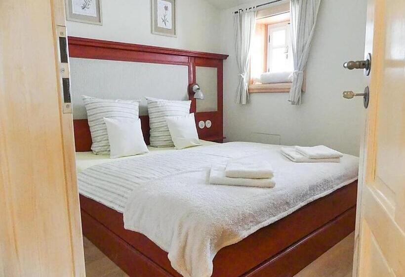 דירה בת חדר שינה 1 עם נוף, Stará škola