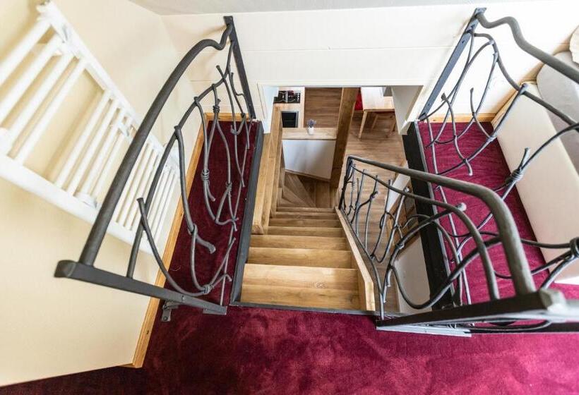 סוויטה, Stará škola