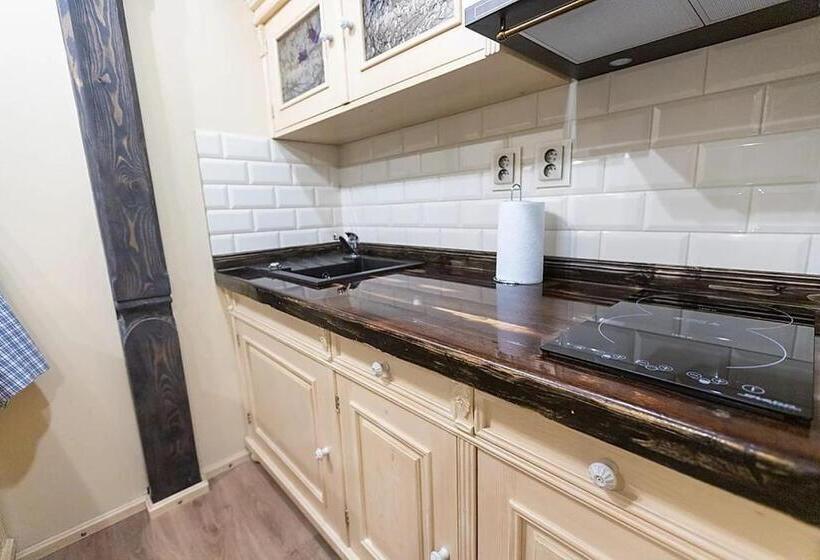 דירת חדר, Stará škola