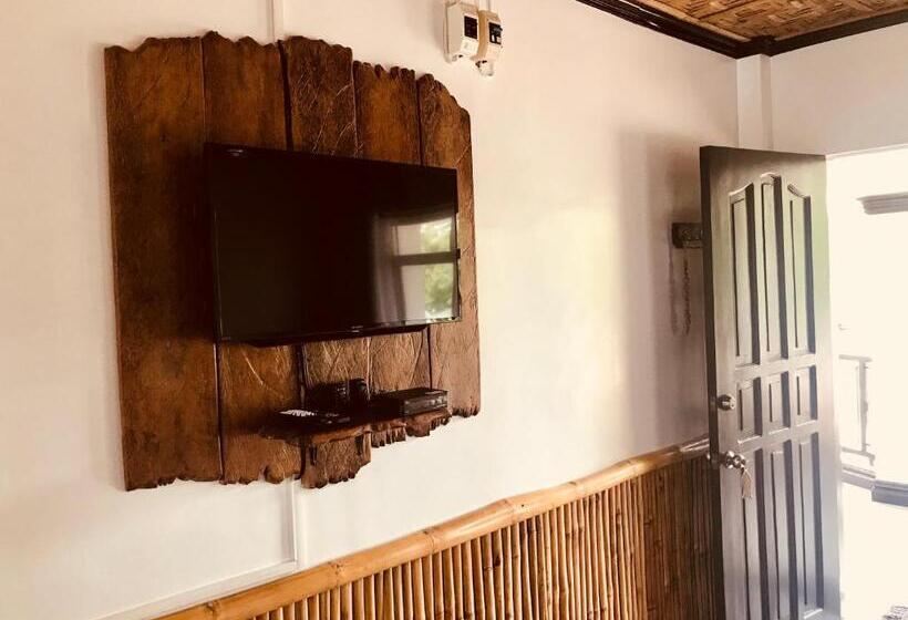 발코니 디럭스 룸, Everyday Sunday Formerly Carl S Island Inn