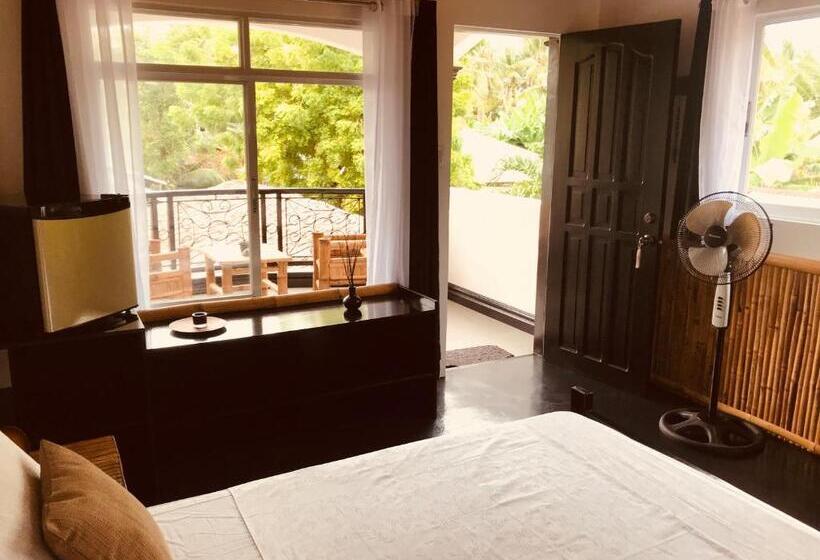 발코니 디럭스 룸, Everyday Sunday Formerly Carl S Island Inn