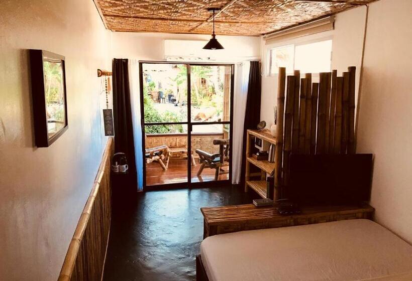 디럭스 방갈로, Everyday Sunday Formerly Carl S Island Inn