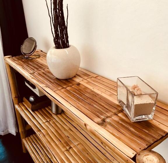 디럭스 방갈로, Everyday Sunday Formerly Carl S Island Inn