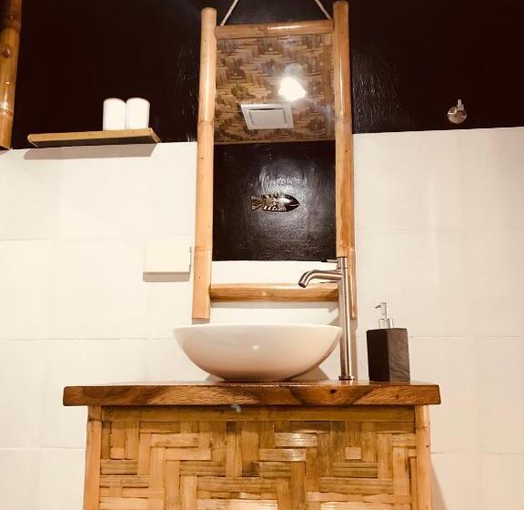 디럭스 방갈로, Everyday Sunday Formerly Carl S Island Inn