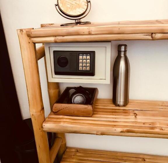 디럭스 방갈로, Everyday Sunday Formerly Carl S Island Inn