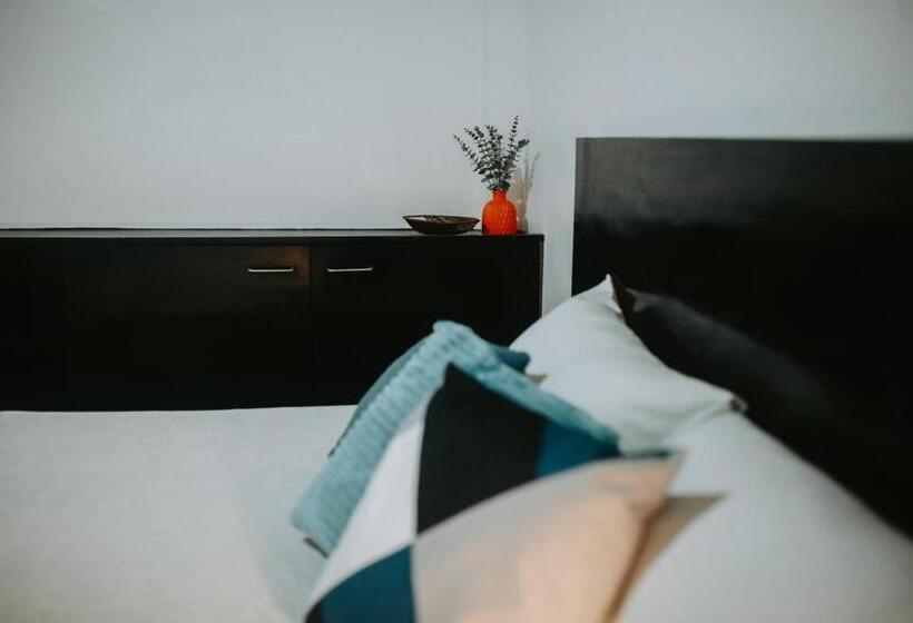 이코노미 룸, Everyday Sunday Formerly Carl S Island Inn