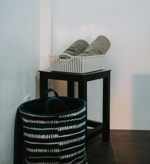 이코노미 룸, Everyday Sunday Formerly Carl S Island Inn