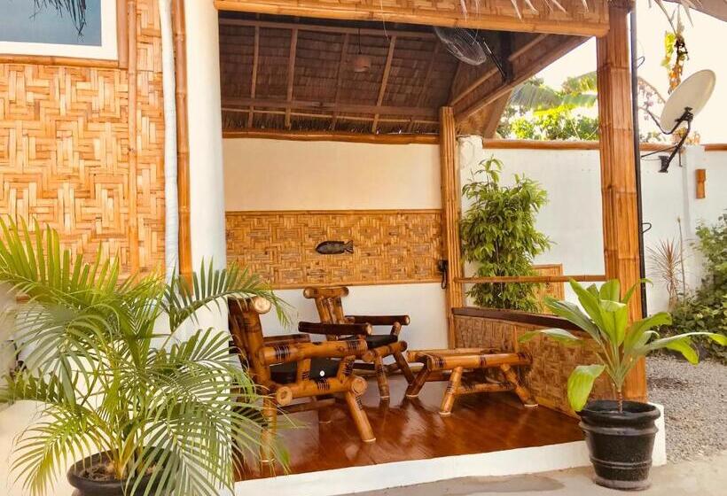 디럭스 방갈로, Everyday Sunday Formerly Carl S Island Inn