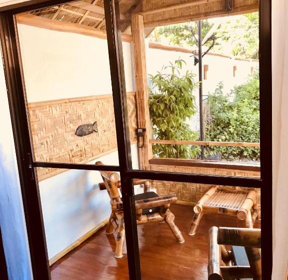 디럭스 방갈로, Everyday Sunday Formerly Carl S Island Inn