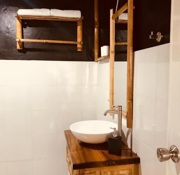 디럭스 방갈로, Everyday Sunday Formerly Carl S Island Inn