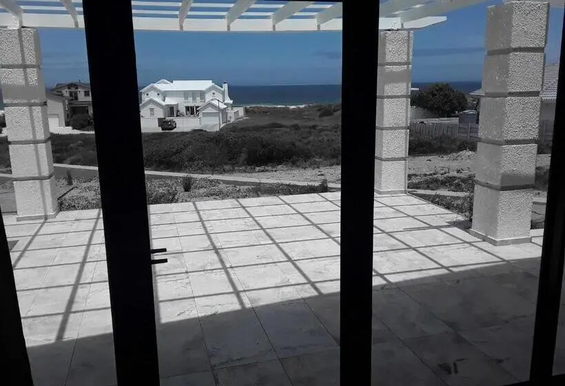 オーシャンビュースタンダードルームバルコニー付き, Adam S Guest House