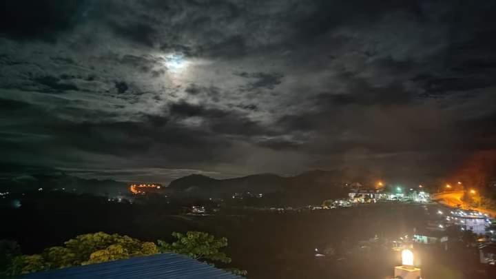 Семейный Номер, บ้านแสงเพ็ญ By แช่มช้อย