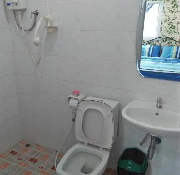 スタンダード４人部屋, บ้านแสงเพ็ญ By แช่มช้อย