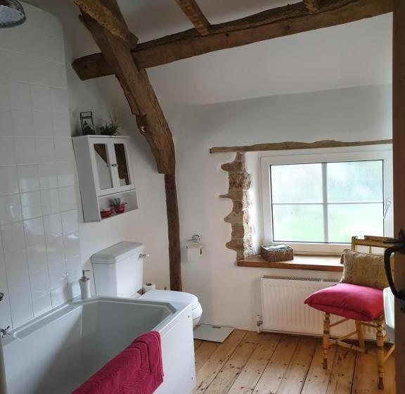 منزل غرفتين نوم, The Millers Cottage