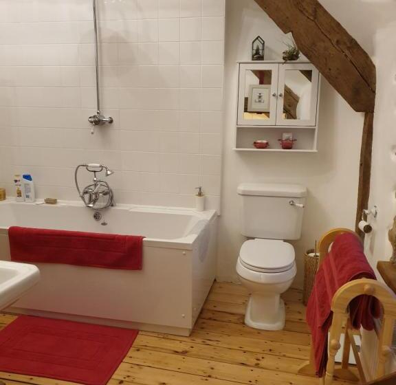 منزل غرفتين نوم, The Millers Cottage