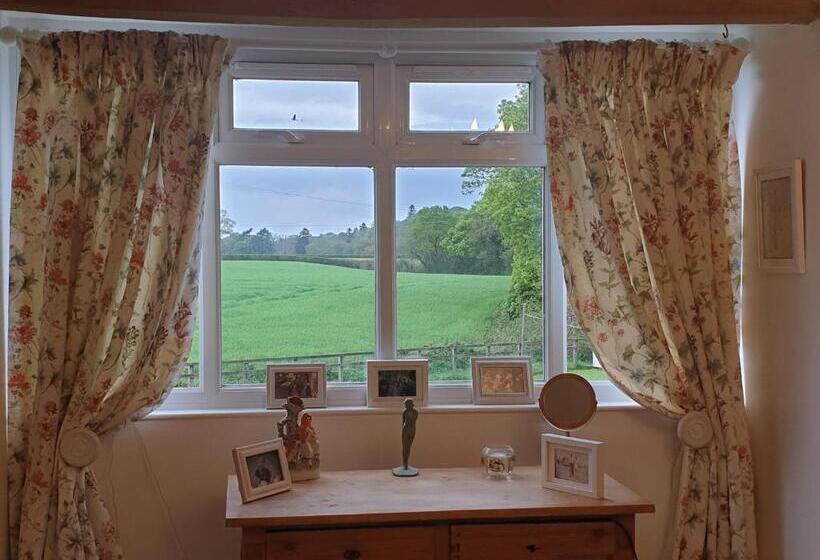 منزل غرفتين نوم, The Millers Cottage