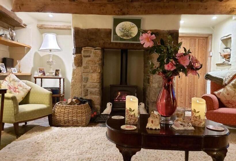 منزل غرفتين نوم, The Millers Cottage