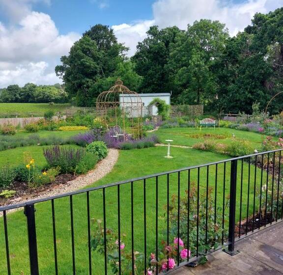 منزل غرفتين نوم, The Millers Cottage