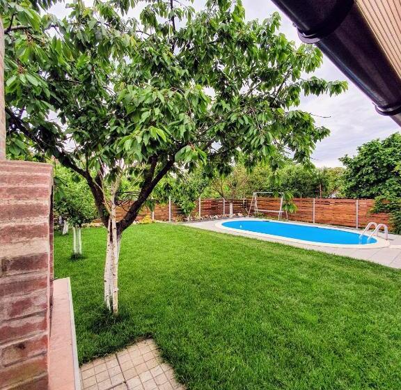 اتاق لوکس با تخت بزرگ, La Cassa