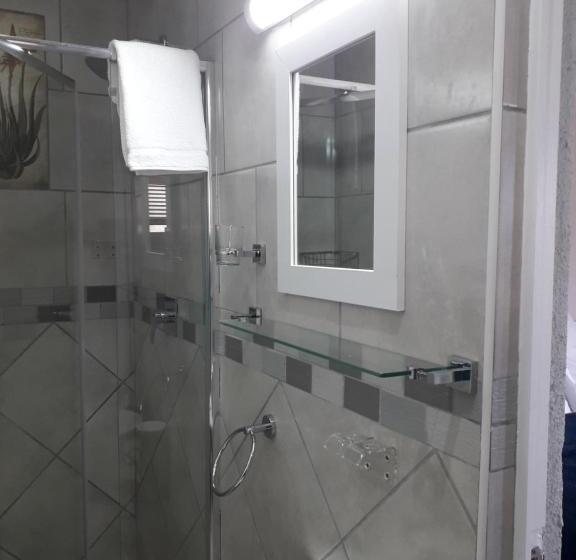 Номер Стандарт Вид на Море, Song Of The Whales