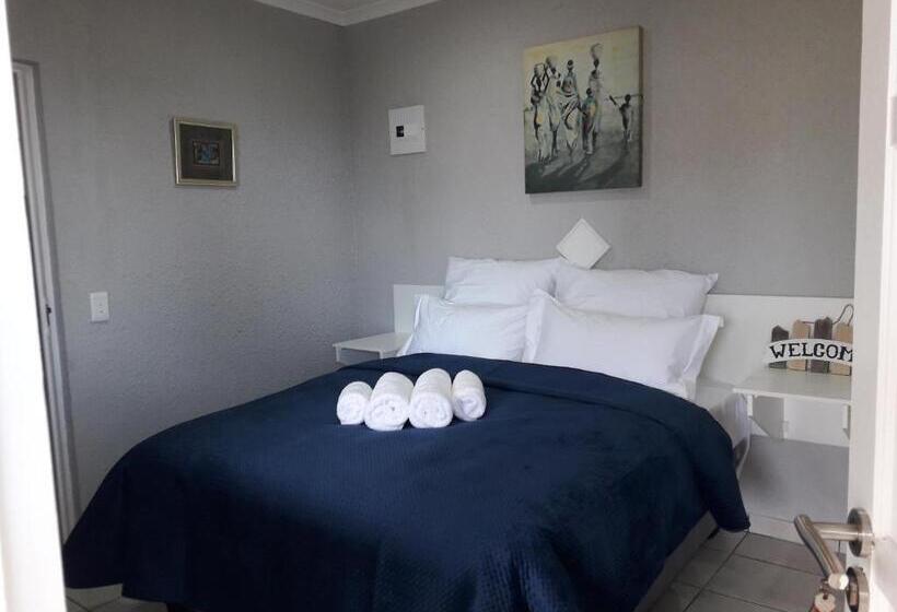 Номер Стандарт Вид на Море, Song Of The Whales