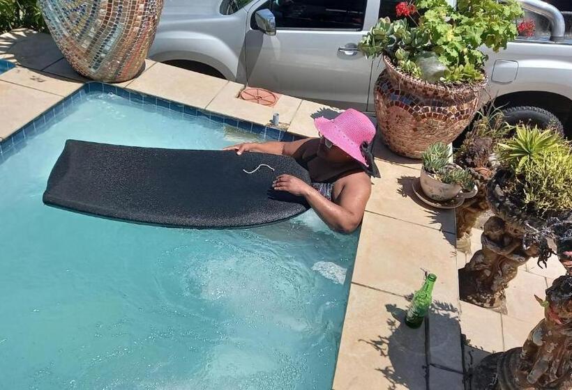 Номер Стандарт Вид на Сад, Song Of The Whales