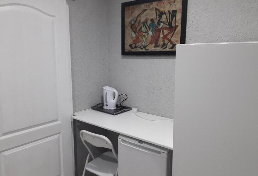 Номер Стандарт Вид на Сад, Song Of The Whales