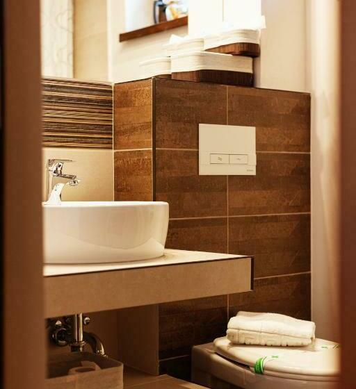 غرفة قياسية مطلّة علي الحديقة, Vén Diófa