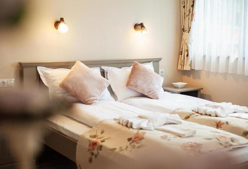 غرفة قياسية ثلاثية, Vén Diófa