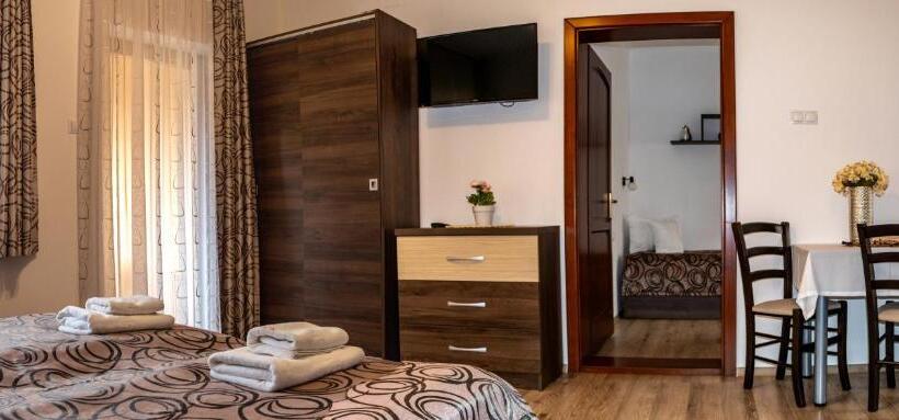 Апартаменты 1 Спальня с Балконом, Casa Tofi Vendégház