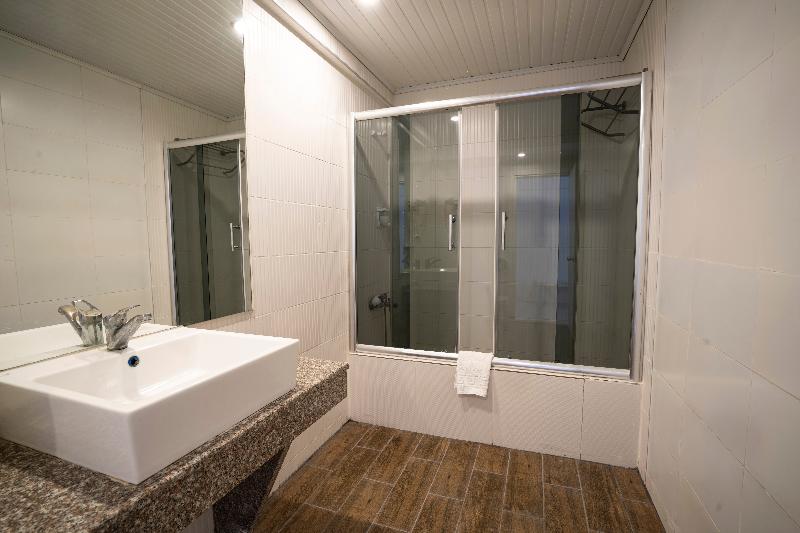 اتاق استاندارد سه نفره, Ayapam