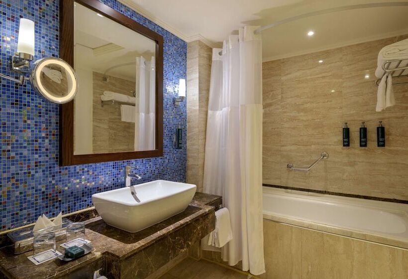 اتاق استاندارد با چشم‌انداز استخر, Hilton Marsa Alam Nubian Resort