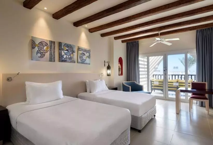 اتاق استاندارد با چشمانداز استخر, Hilton Marsa Alam Nubian Resort