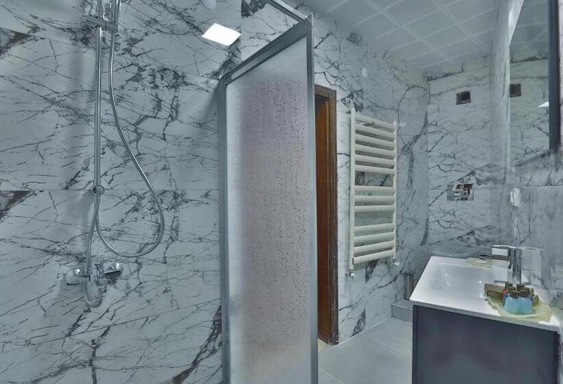 Superior suite with terrace, La Casa Cave