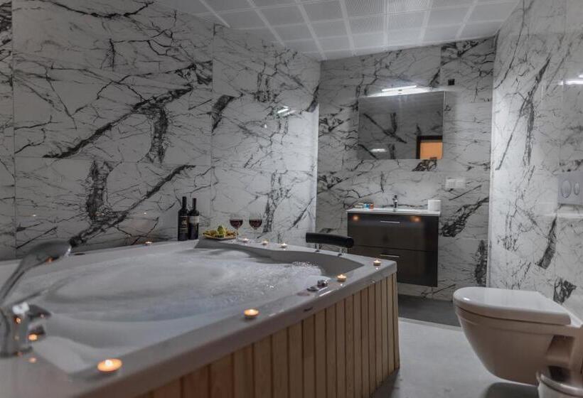 Superior suite with terrace, La Casa Cave